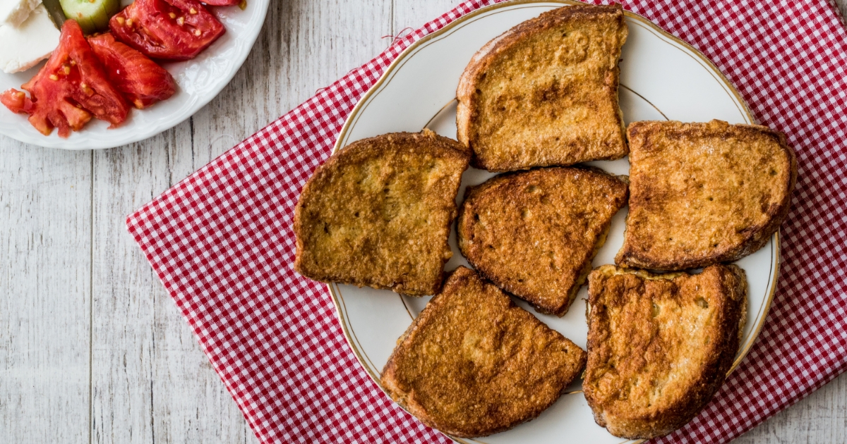 Fırında Yumurtalı Ekmek Ve Söğüş Yemekte Keyif Var